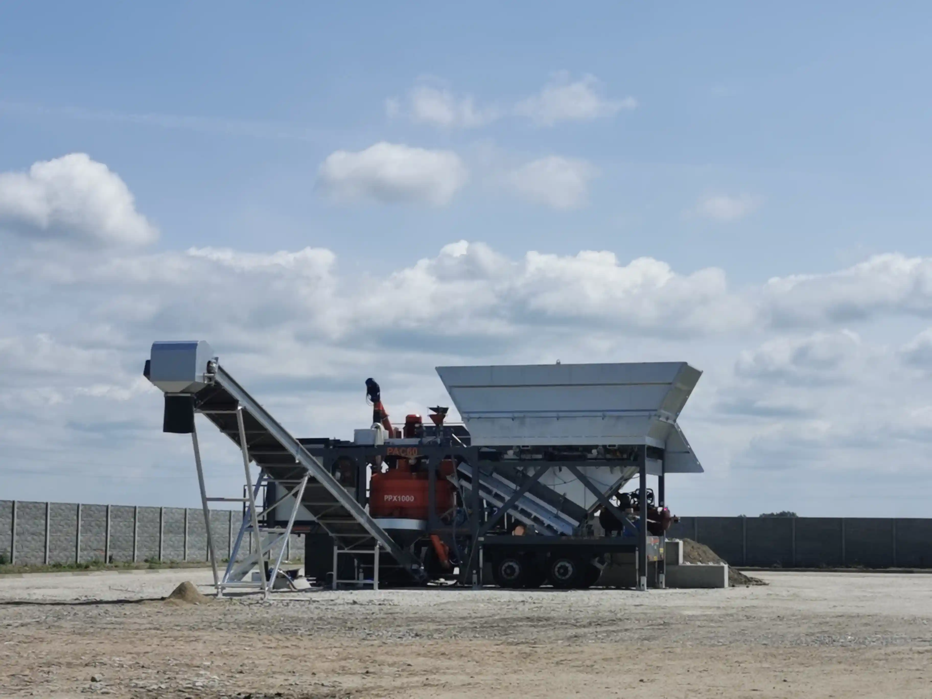 Processus d’installation étape par étape d’une centrale à béton mobile sur site